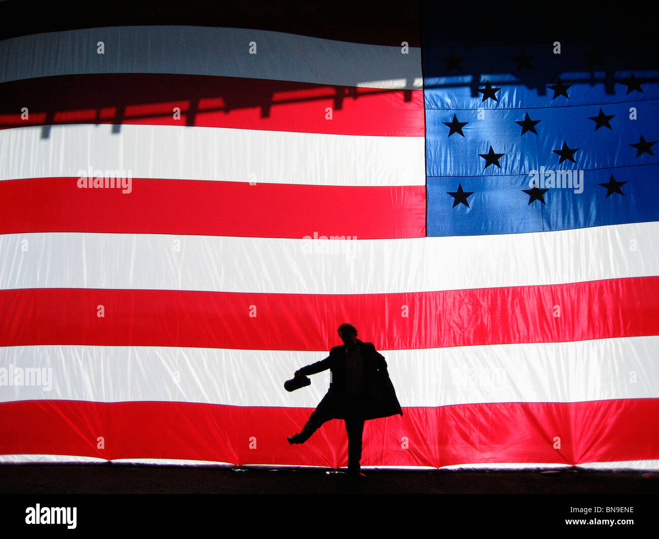 Silhouette d'homme derrière drapeau Américain Banque D'Images