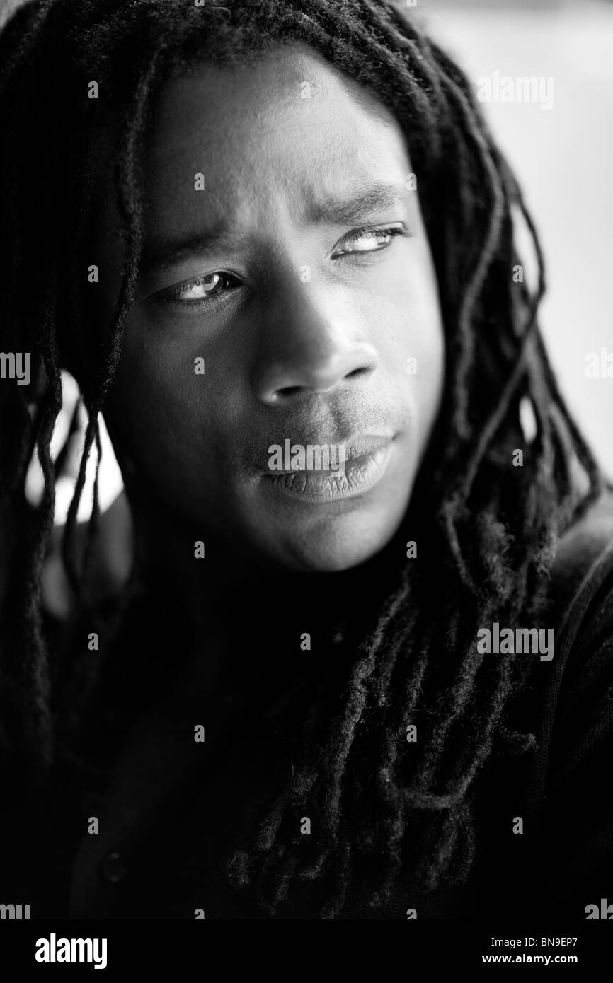 Serious mixed race man avec des dreadlocks Banque D'Images