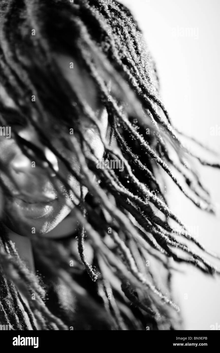 Mixed Race man avec de longues dreadlocks Banque D'Images