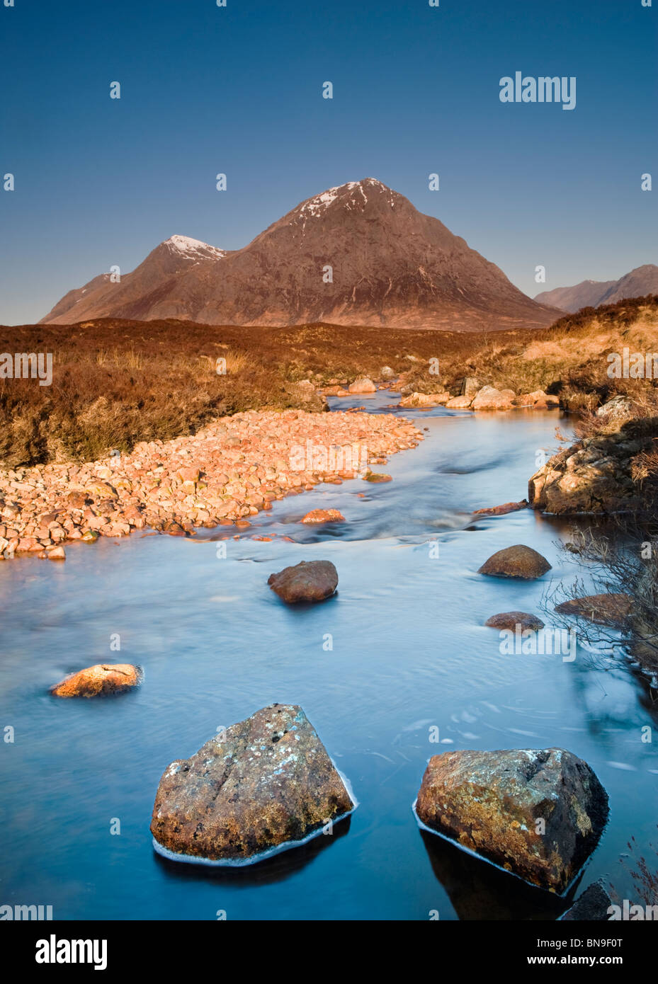 Buachaille Etive rivière Etive Mor ci-dessous, Rannoch Moor, Glencoe, ARGYLL & BUTE, Ecosse, Royaume-Uni Banque D'Images