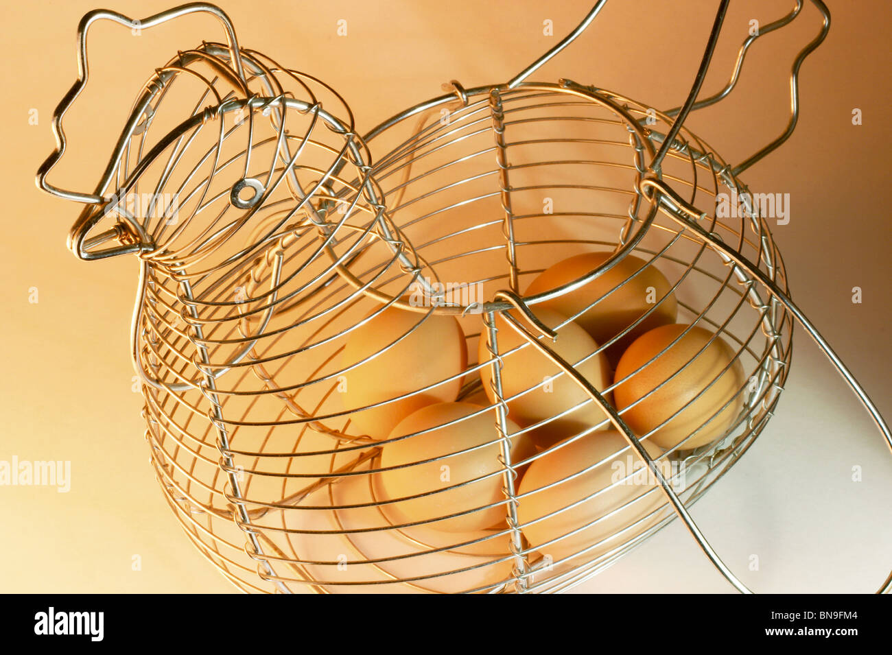 Oeufs dans le fil de poulet Panier Banque D'Images