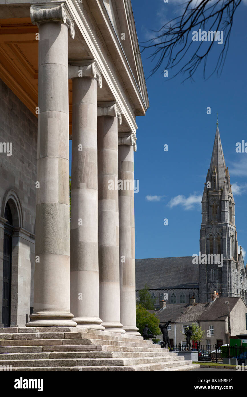 Le palais de justice avec l'église St Mary à l'arrière-plan, Nenagh, dans le comté de Tipperary, Irlande Banque D'Images