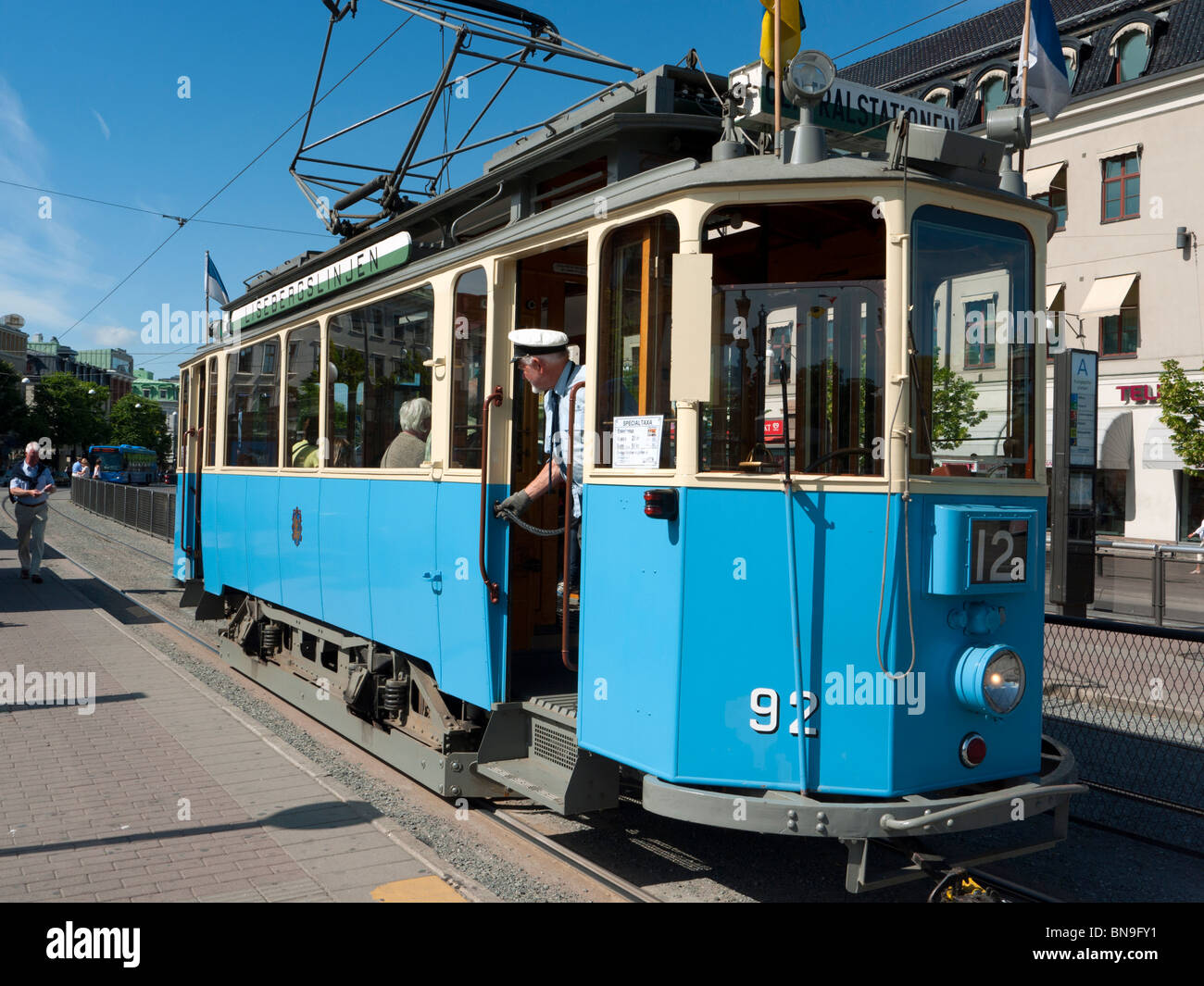 Avis de tram vintage les touristes à la réalisation du parc d'attractions Liseberg à Gothenburg en Suède Scandinavie Banque D'Images