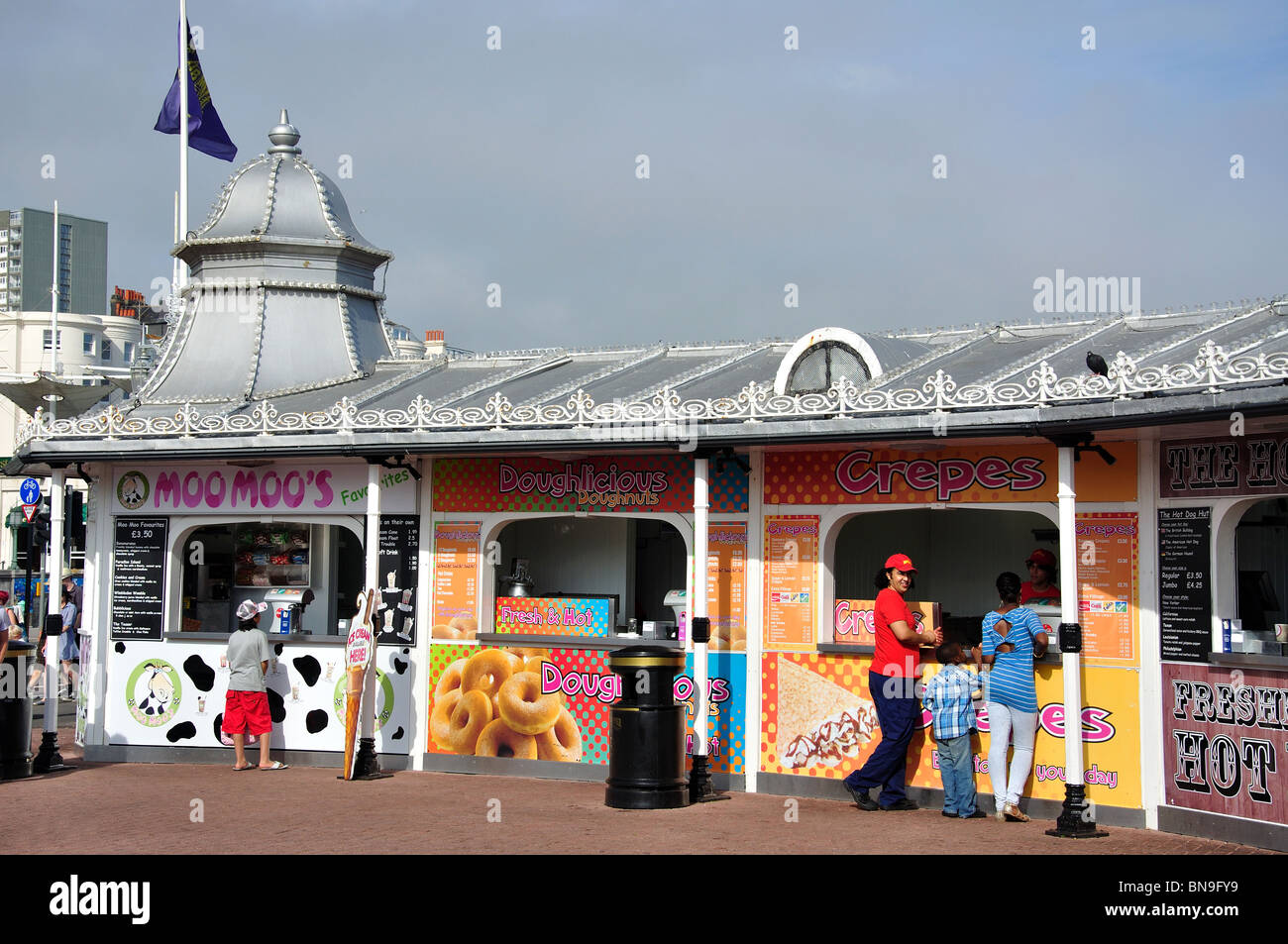 Kiosques d'aliments à emporter à l'entrée de la jetée, la jetée de Brighton, Brighton, East Sussex, Angleterre, Royaume-Uni Banque D'Images