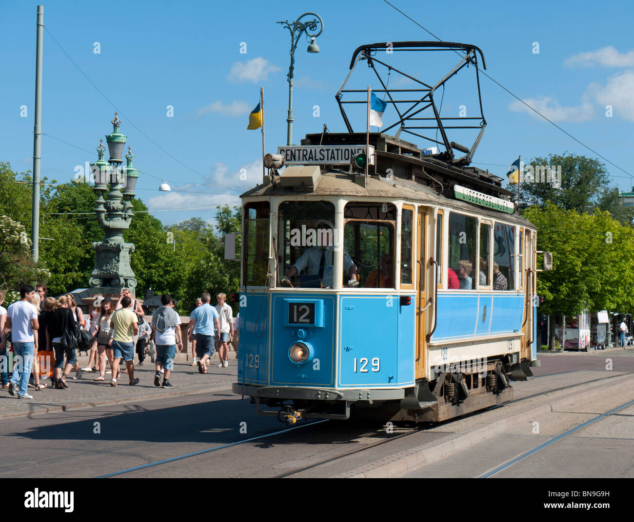 Avis de tram vintage les touristes à la réalisation du parc d'attractions Liseberg à Gothenburg en Suède Scandinavie Banque D'Images