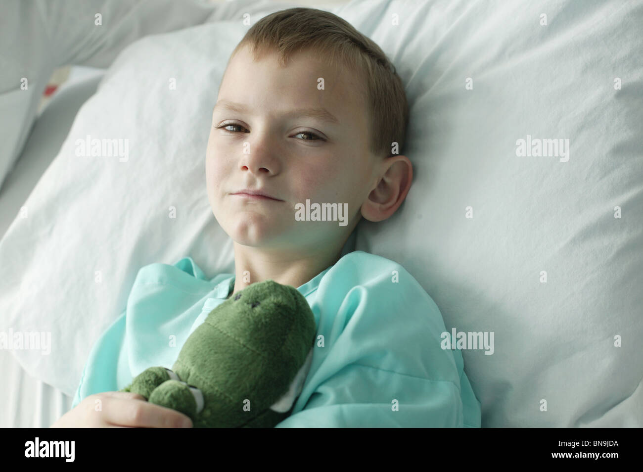 Young boy in hospital bed Banque D'Images