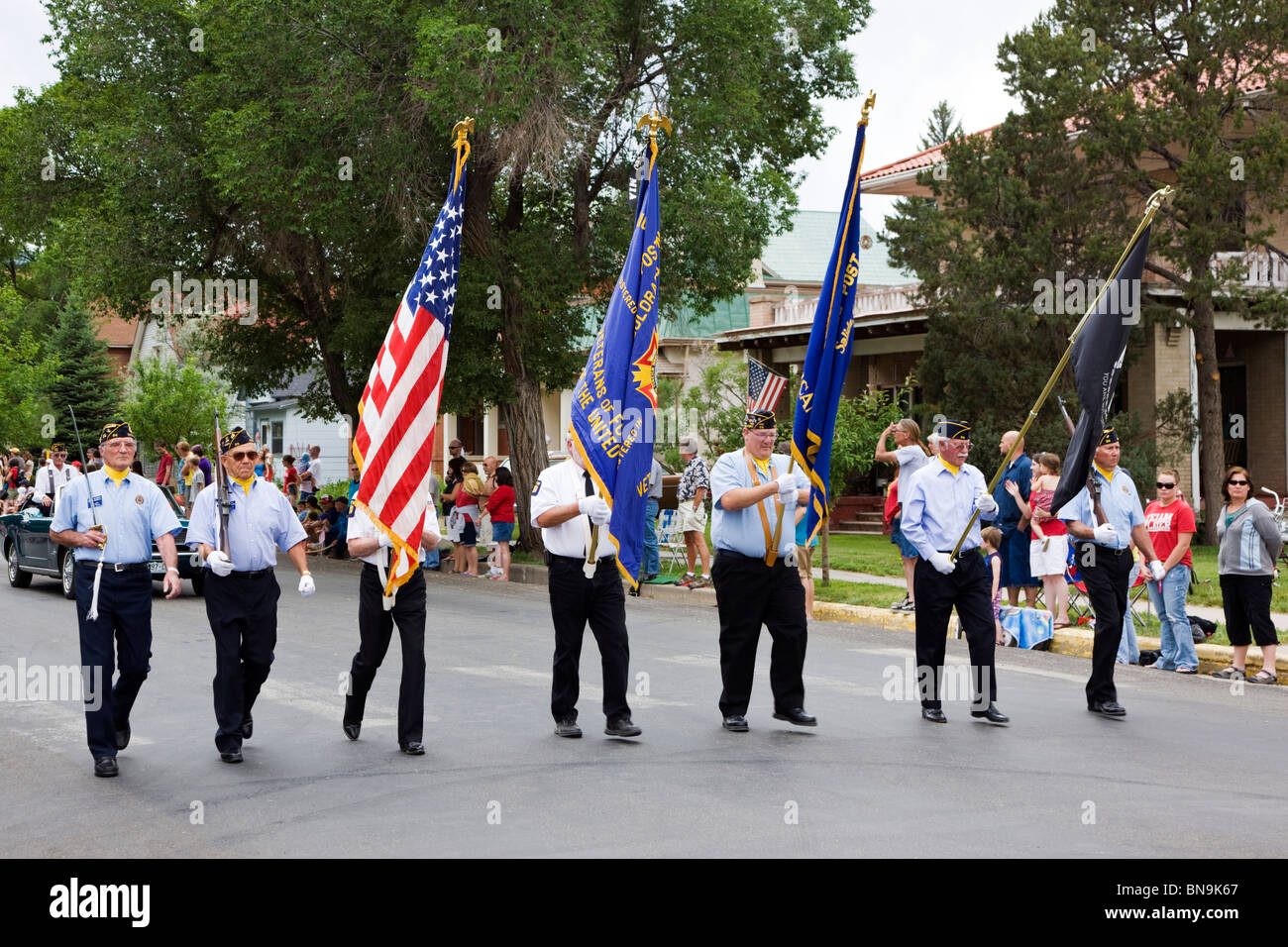 Les anciens combattants des guerres étrangères mars dans le color guard dans un défilé du 4 juillet dans la petite ville de montagne de Salida, Colorado, USA Banque D'Images