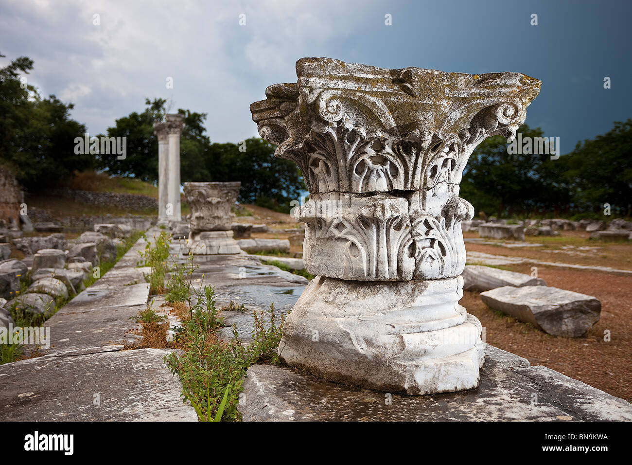 Un chapiteau corinthien parmi les ruines de la Basilique "A" à Philippes, la Grèce. 5e ch. AD. Banque D'Images
