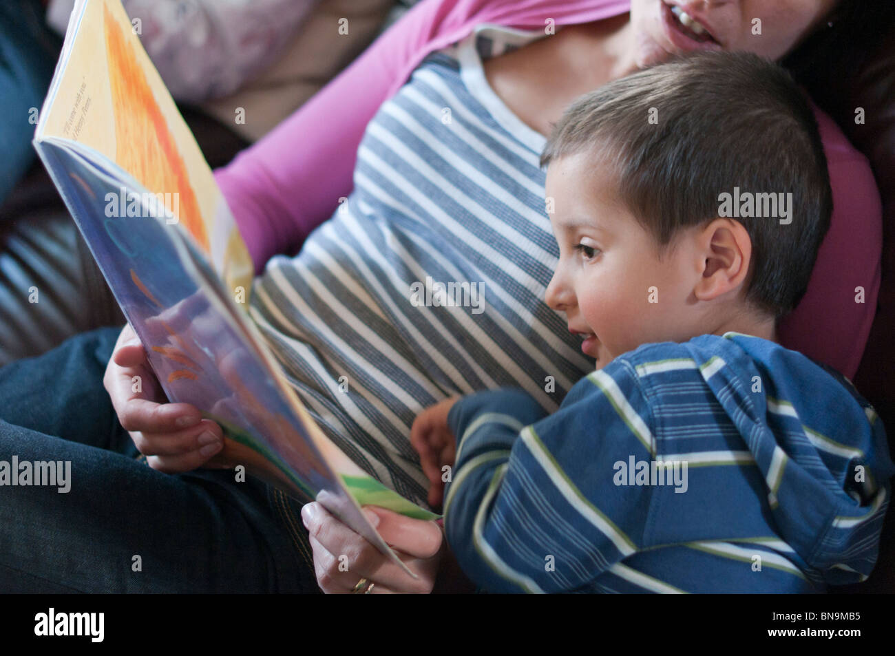 Lecture de la mère à l'enfant histoires Banque D'Images