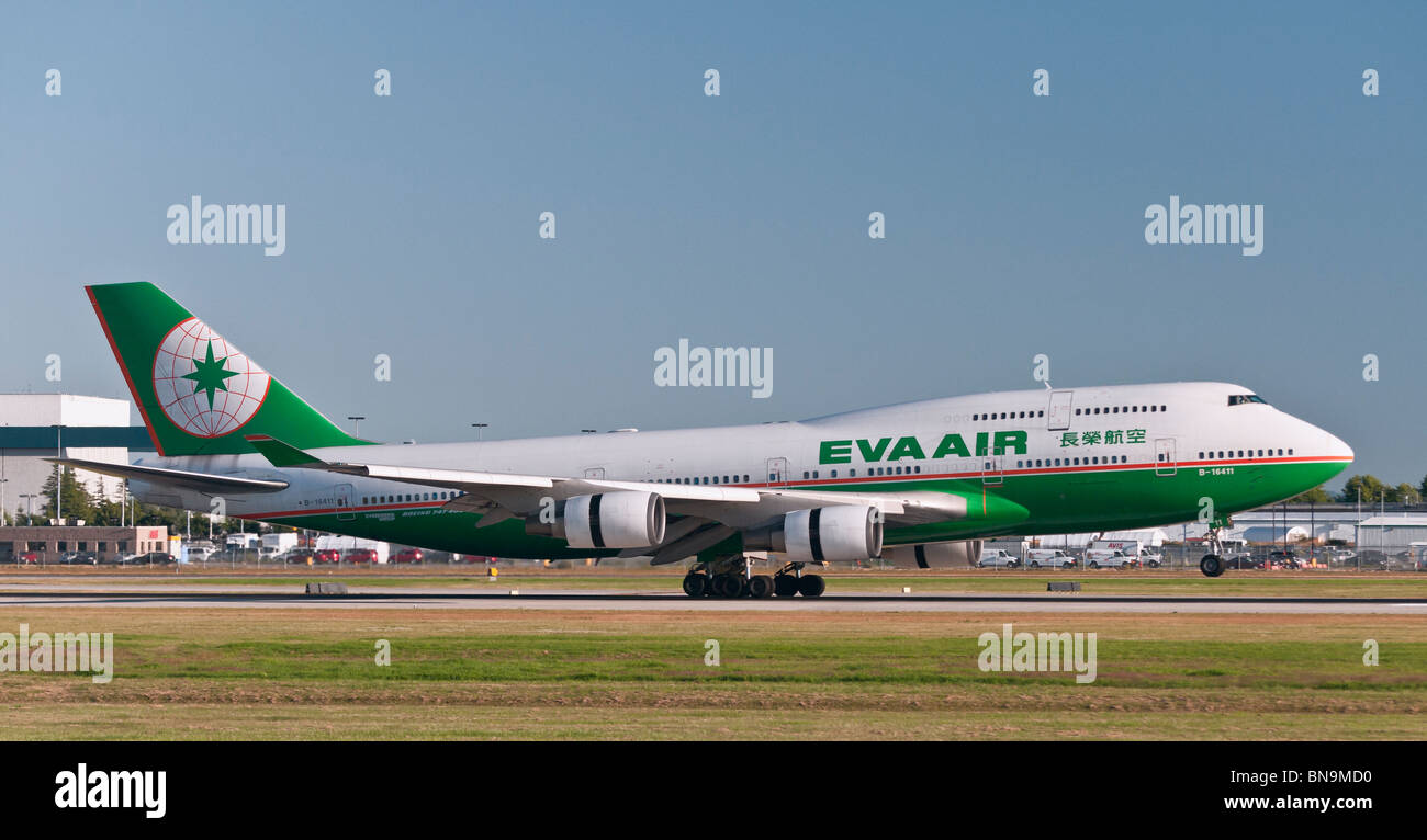 Un Boeing 747 d'Air EVA (747-400) Avion de ligne commerciale à l'atterrissage à l'Aéroport International de Vancouver, Canada. Banque D'Images