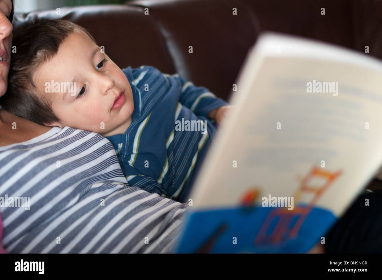 Lecture de la mère à l'enfant histoires Banque D'Images