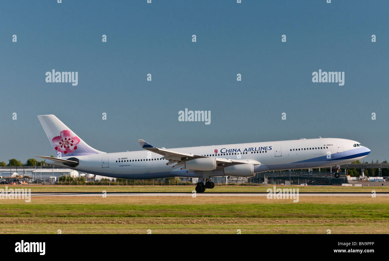 China Airlines un avion de ligne Airbus A340-300 à l'atterrissage à l'Aéroport International de Vancouver, Canada. Banque D'Images