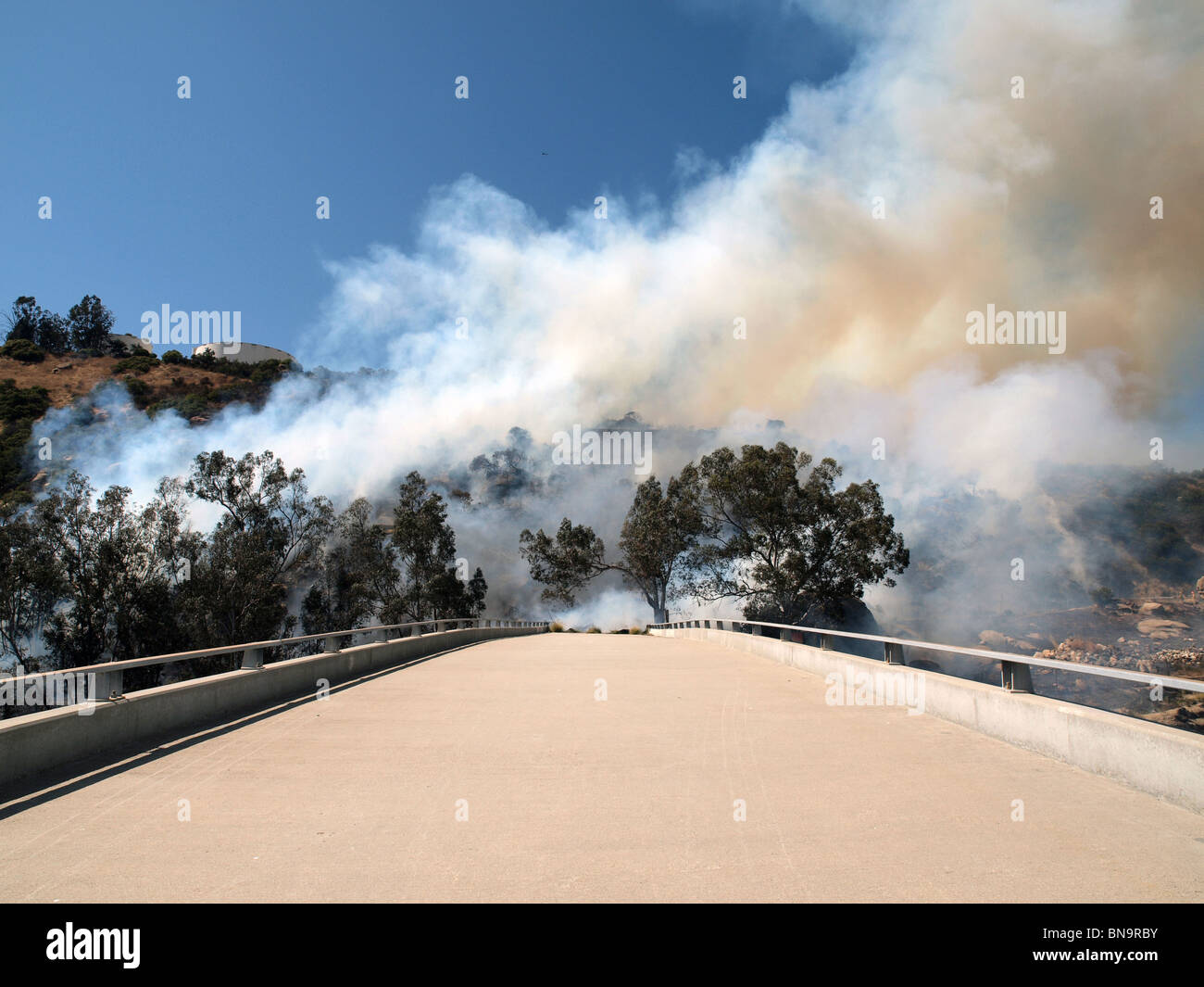 CHATSWORTH CALIFORNIA - 8 juillet 2010 : un feu de broussailles burns le long de la Freeway 118. Banque D'Images
