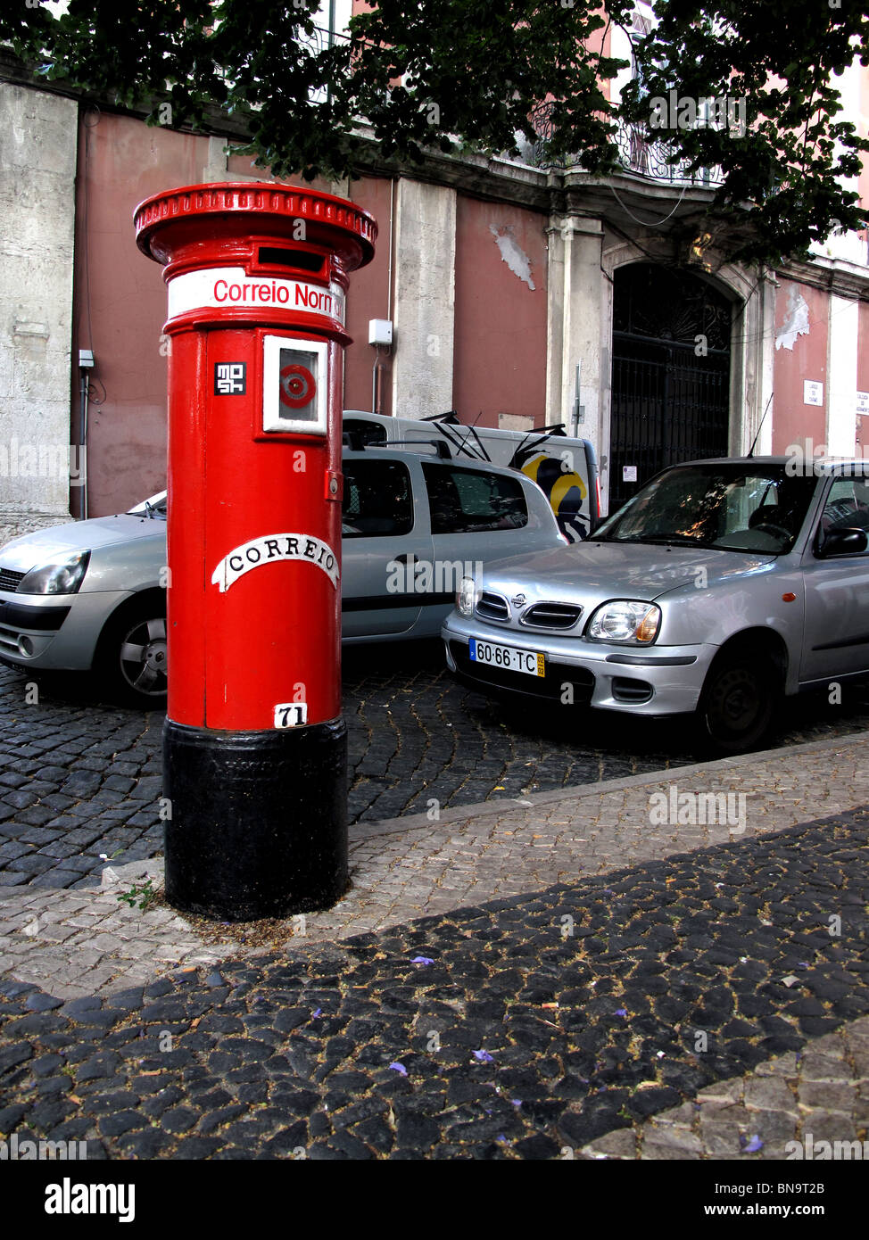Une boîte rouge dans une rue pavée à Lisbonne Portugal Banque D'Images