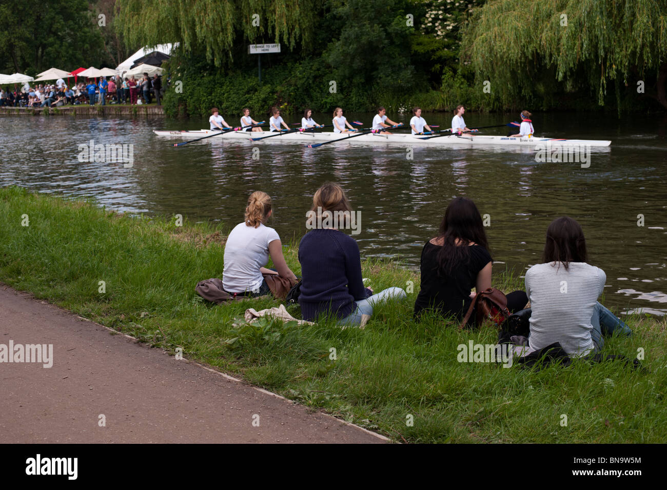 Spectateurs regardant Cambridge's peut bosses de Grassy Corner sur la rivière Cam. Banque D'Images