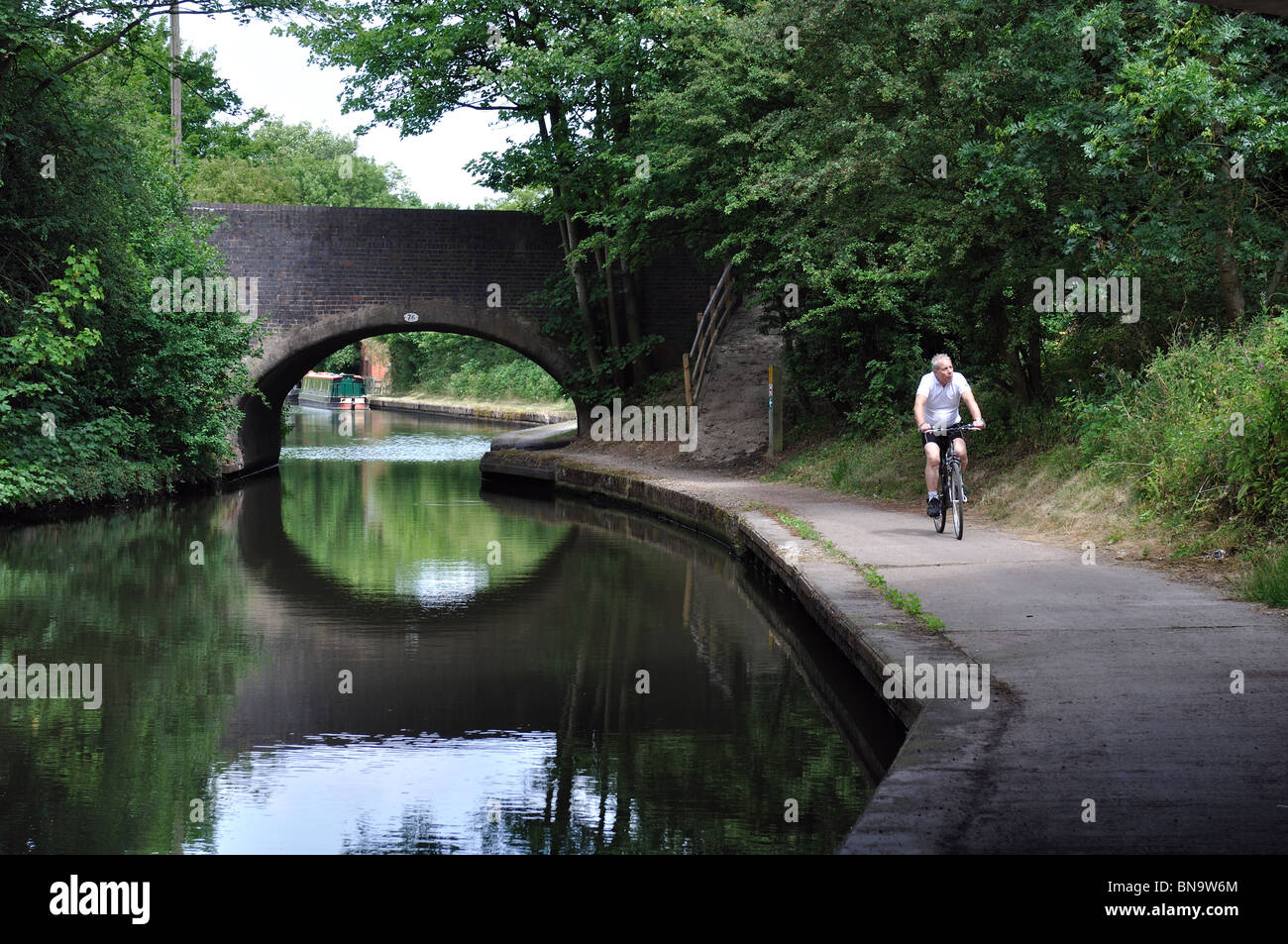 Le cycliste de halage du Canal Grand Union, Copt Heath, West Midlands, England, UK Banque D'Images