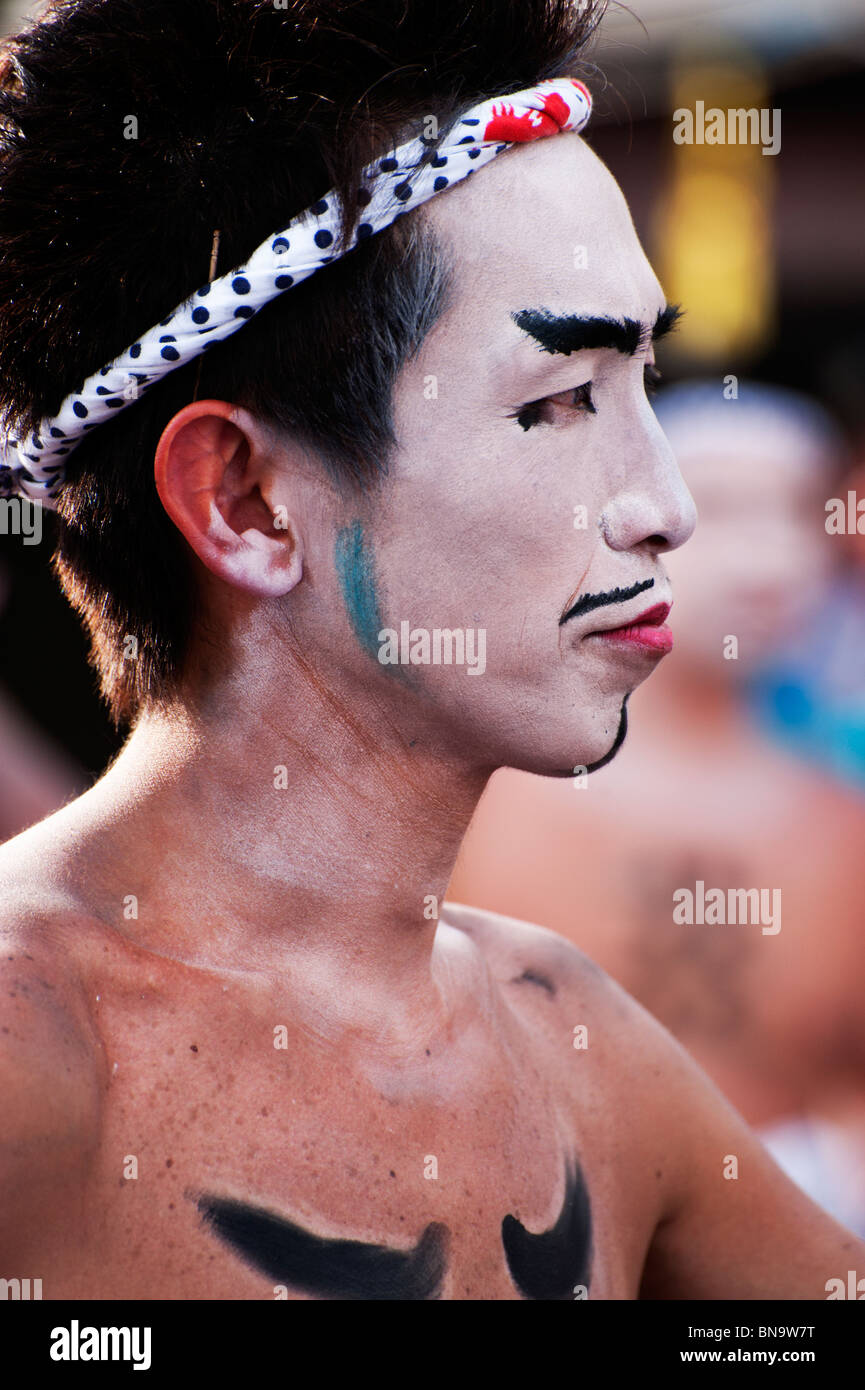 Un homme japonais sports visage blanc et un bandeau de peinture  traditionnelles au cours de l'Nagamochi danser à l'Onbashira Festival Photo  Stock - Alamy