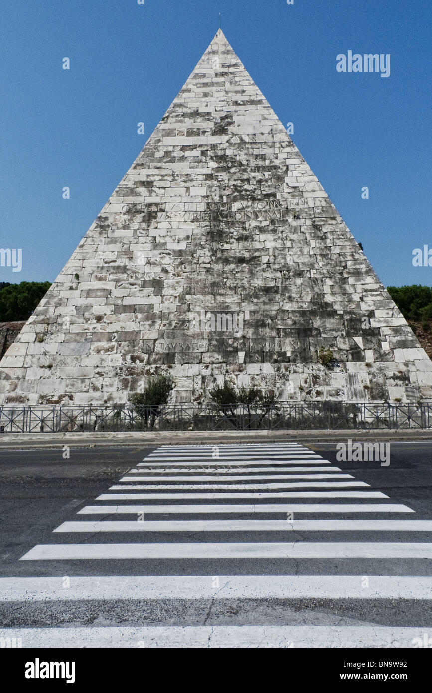 Pyramide de Cestius à Rome, Italie Banque D'Images