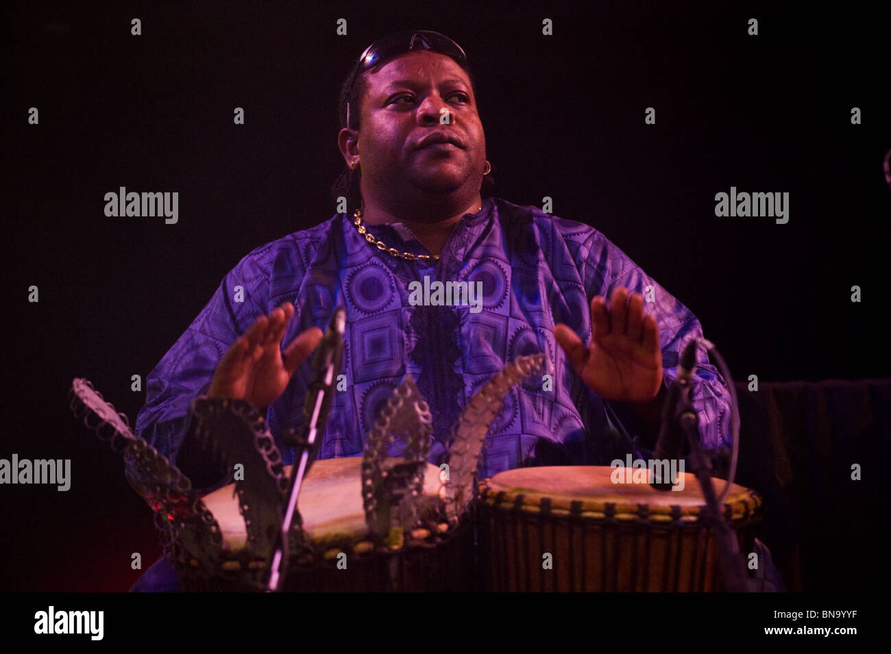 Joueur de Conga avec Toumani Diabate groupe jouant à Hay Festival 2010 Hay-on-Wye Powys Pays de Galles UK Banque D'Images