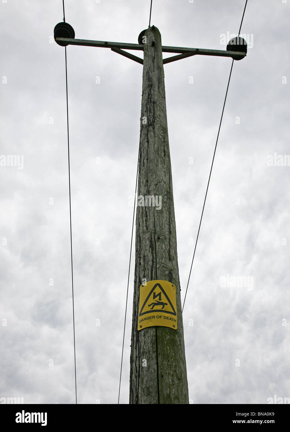 Un panneau d'avertissement disant "danger de mort" sur un poteau d'électricité Banque D'Images