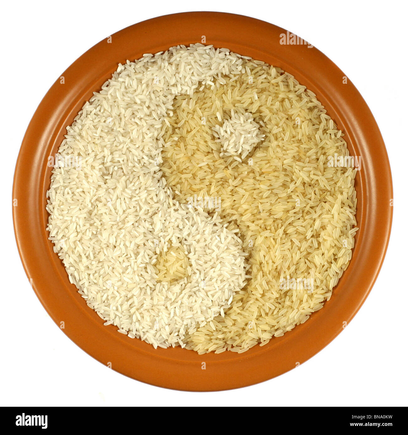 Assiette de différentes sortes de riz formant le symbole Yin Yang Banque D'Images