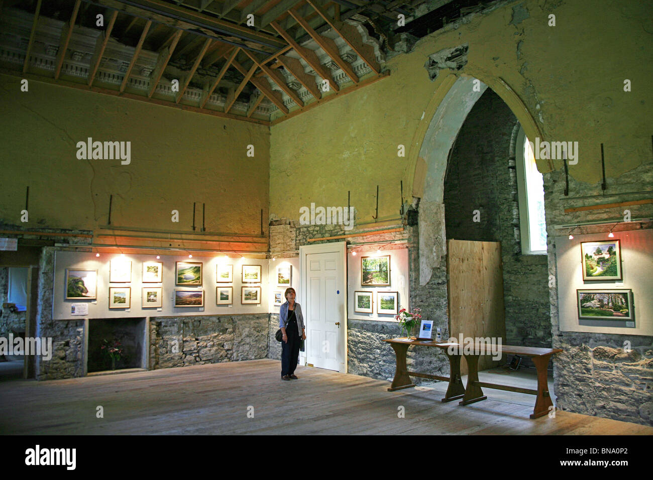 Un visiteur inspecter l'intérieur d'une maison partiellement restaurée Aberglasney, Llangathen, Carmarthenshire, Pays de Galles, Royaume-Uni Banque D'Images