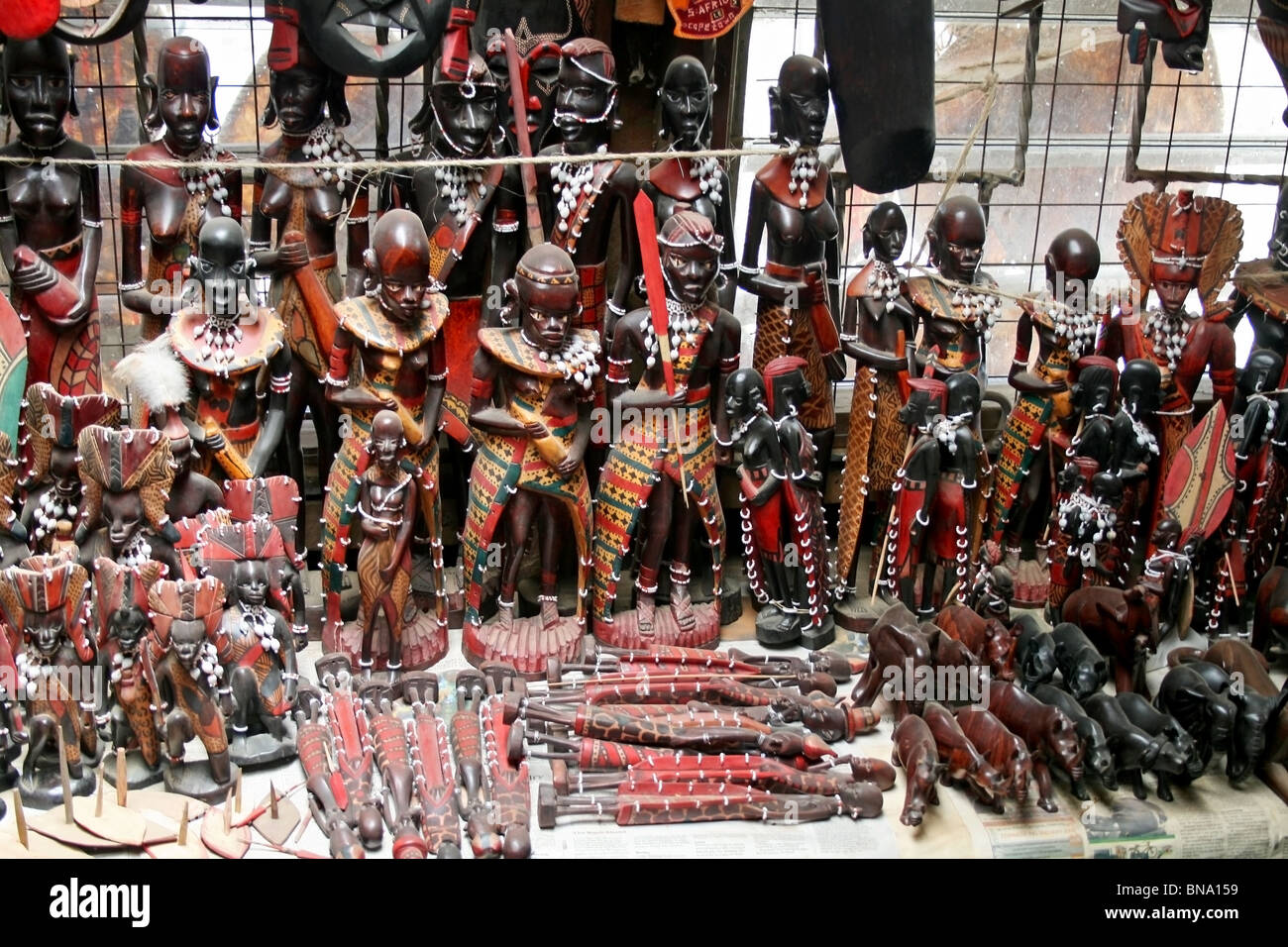 Les Masai des masques en bois et des objets d'artisanat traditionnel vendu à un magasin de souvenirs près de Masai Mara National Reserve, Kenya, Afrique de l'Est Banque D'Images