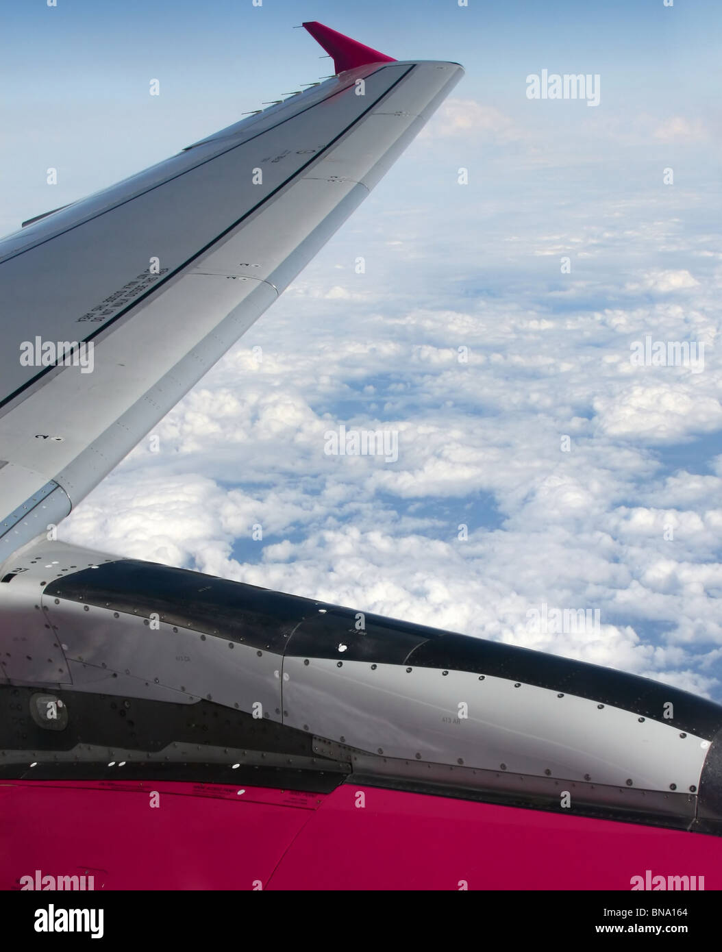 Vue depuis la fenêtre de l'avion sur les nuages Banque D'Images
