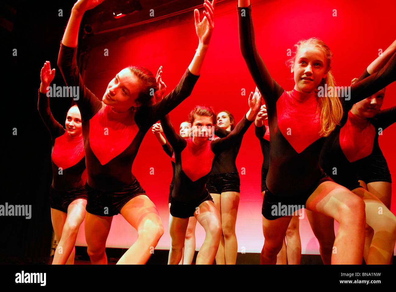 Groupe de jeunes étudiants de Haslemere Performing Arts Group sur scène lors de la fièvre de la danse, de la production, Haslemere Surrey, UK. Banque D'Images