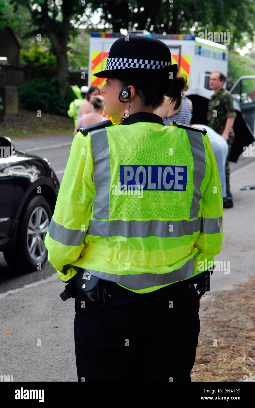 Agent de police féminin veillant sur un accident de la circulation, Bordon, Hampshire, Royaume-Uni, juillet 2010. Banque D'Images
