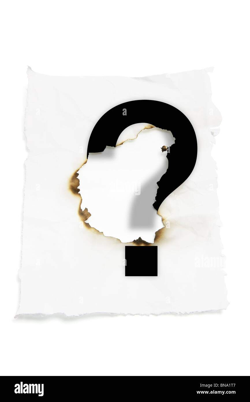 Point d'interrogation sur le papier avec trou brûlé Banque D'Images