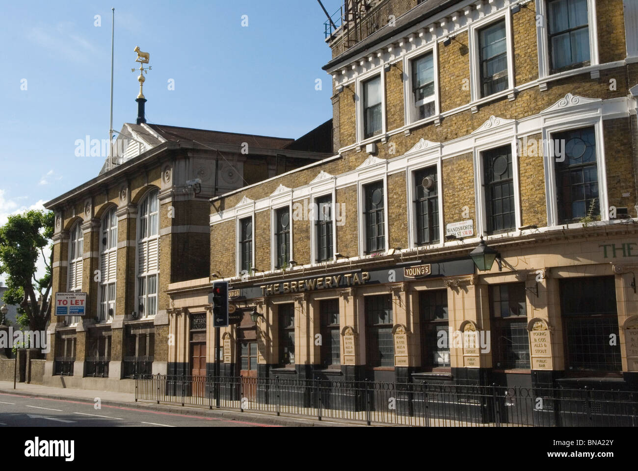 Wandsworth High Street, sud de Londres. Ancienne brasserie Maison publique de Young The Brewery Tap. 2010 HOMER SYKES Banque D'Images