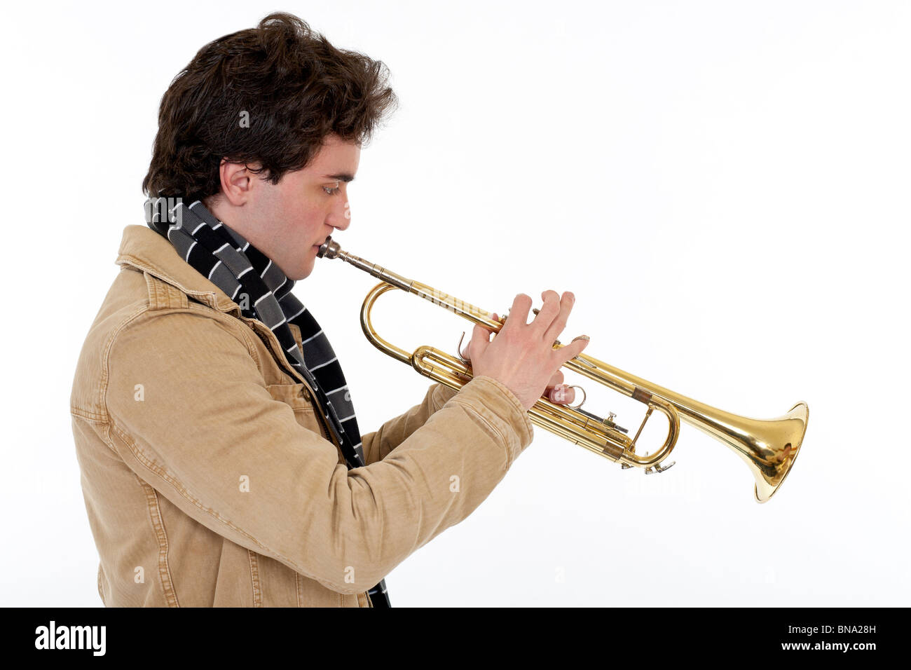 Jeune homme jouant de la trompette Photo Stock - Alamy