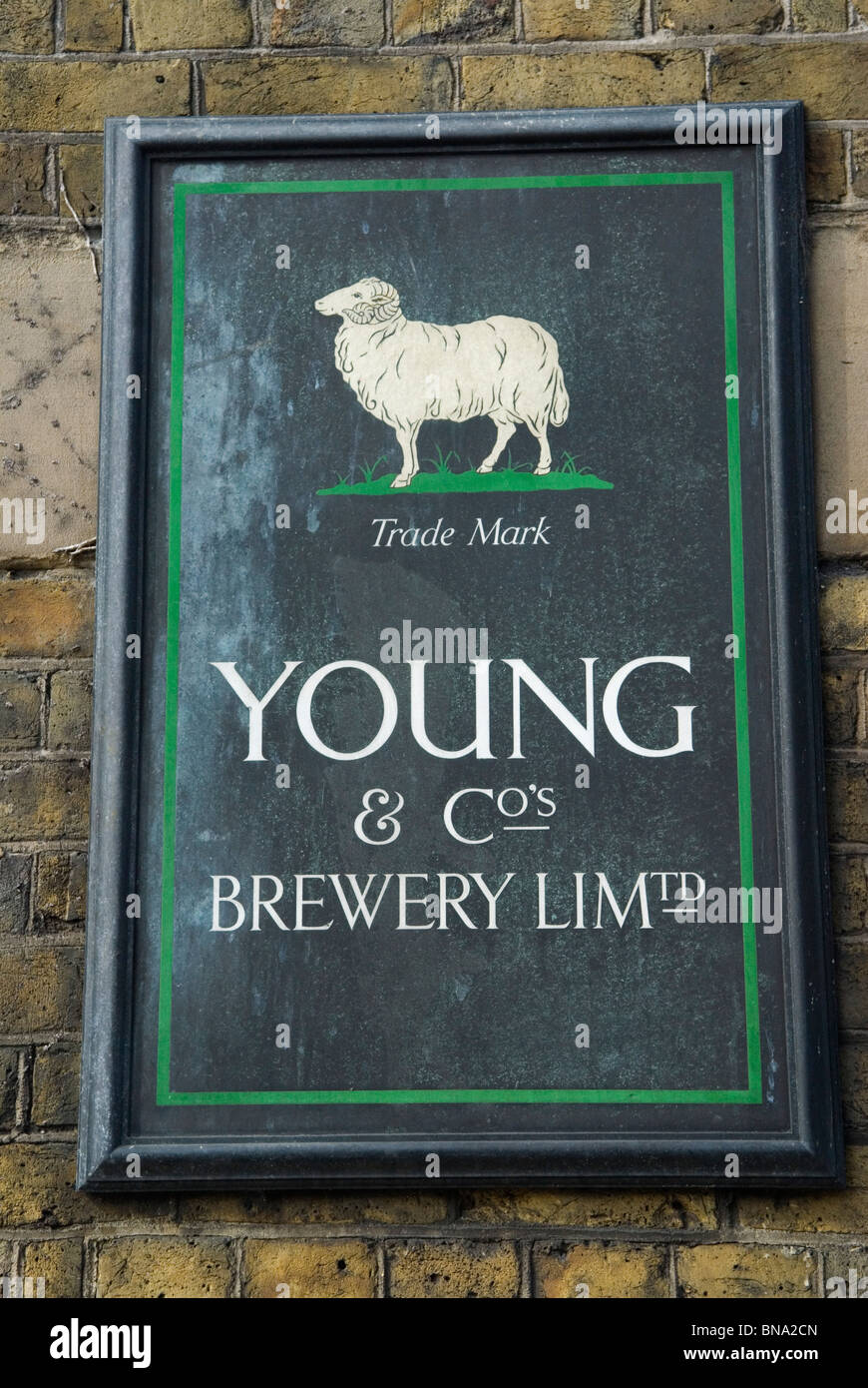 Enseigne Young's Young Brewery. Wandsworth Londres SW18 Royaume-Uni. Maintenant désutilisé. 2010, 2010s HOMER SYKES Banque D'Images