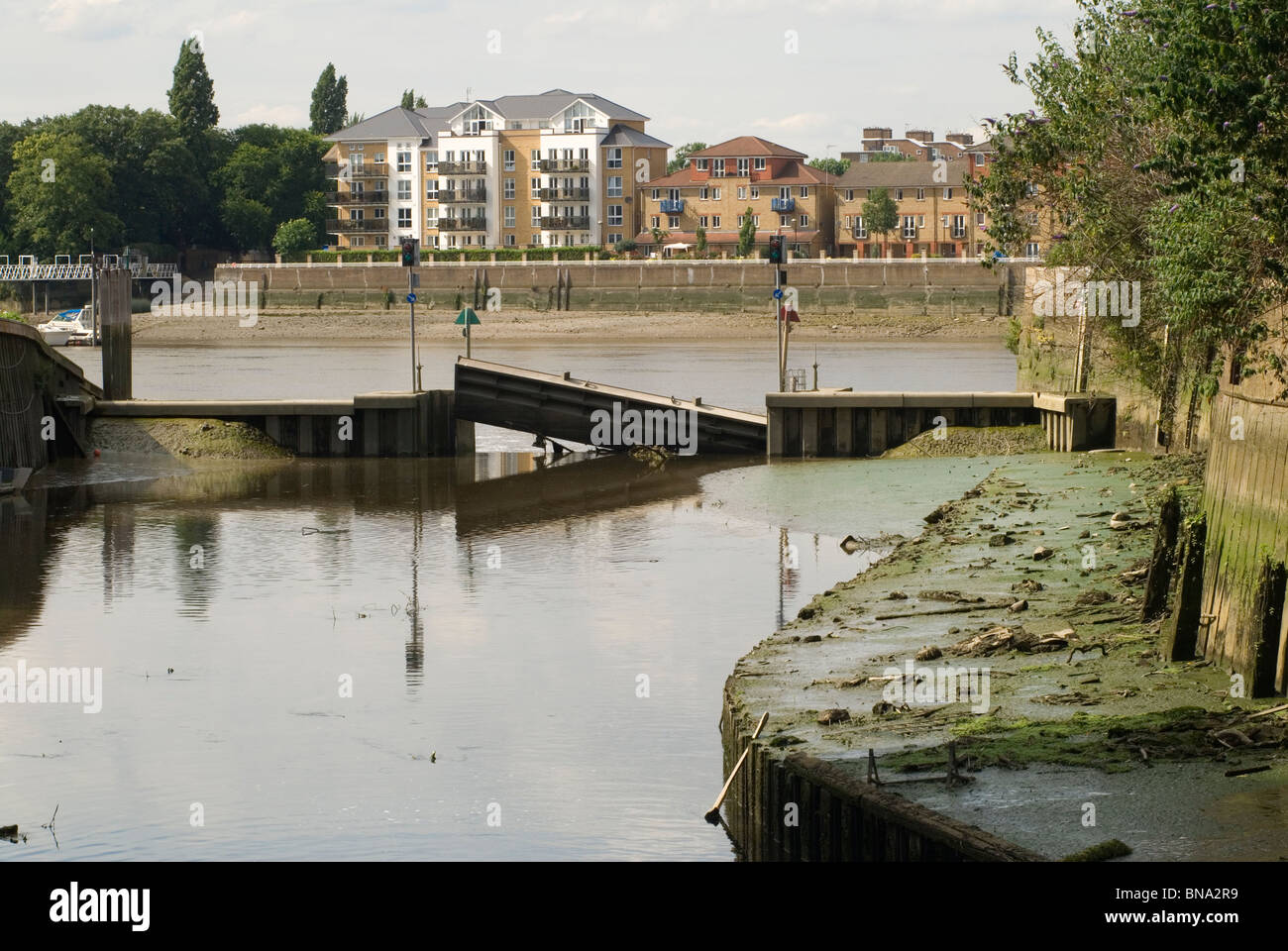 Rivière Wandle se jetant dans la Tamise à Wandsworth South London SW18 Angleterre Royaume-Uni années 2010 2010 HOMER SYKES Banque D'Images