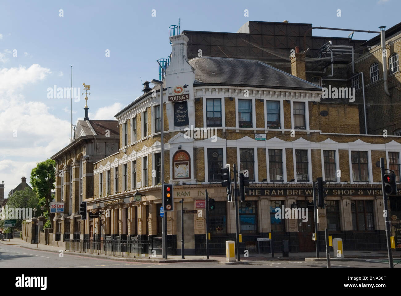 Youngs Brewery pub, anciennement le bâtiment public RAM et une partie du bâtiment (à gauche) était le pub Brewery Tap. Wandsworth High Street, Sud de Londres Royaume-Uni Angleterre années 2010 2010 HOMER SYKES Banque D'Images
