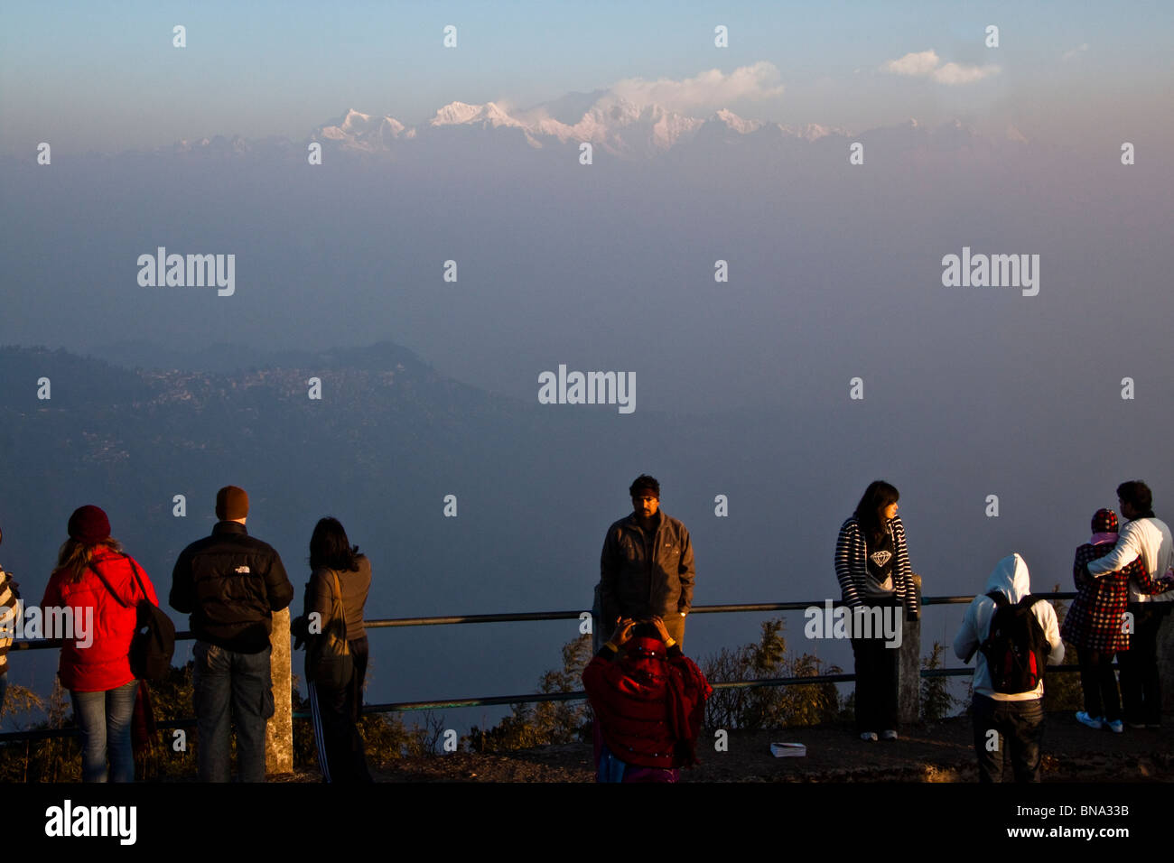 Les touristes regarder le lever du soleil et vue panoramique de Kanchenjunga massif comme vu de la colline de tigre à Darjeeling, West Bengal, India. Banque D'Images