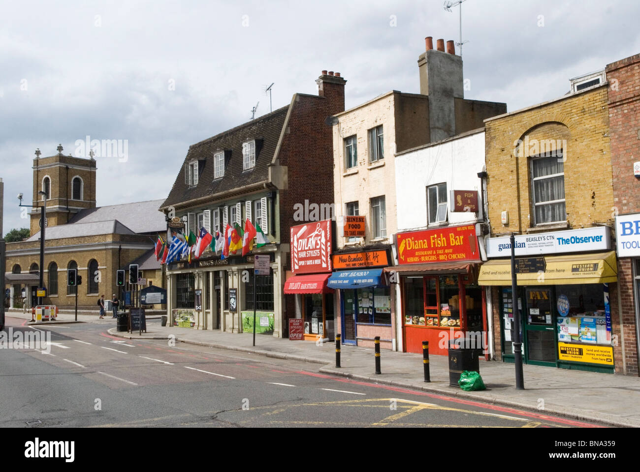 Wandsworth High Street, - A3 Road - Kings Arms Pubic House, All Saints Church. Wandsworth, South London UK HOMER SYKES Banque D'Images