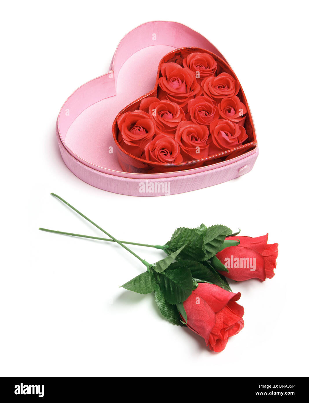 Roses rouges et Heart-Shaped Box Cadeau Banque D'Images