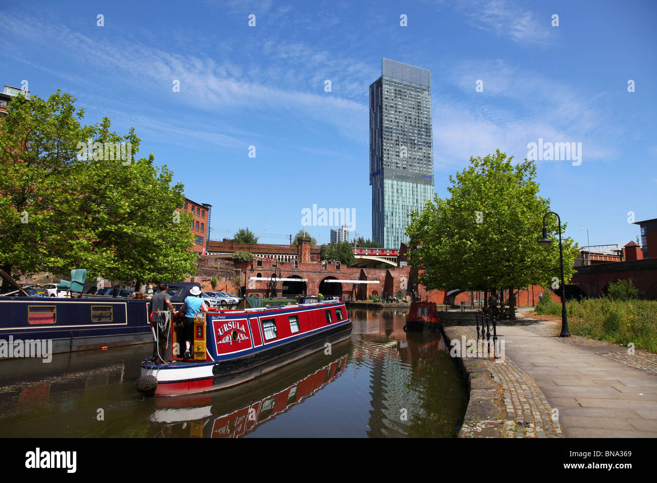 Le canal de Bridgewater à Castlefields Manchester avec la Beetham Tower dans l'arrière-plan Banque D'Images