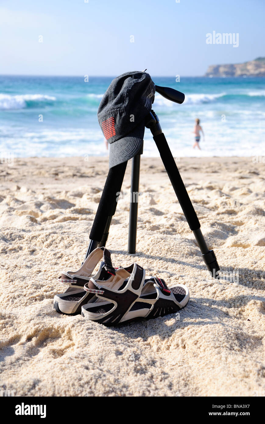 Scène avec un trépied, un chapeau et des sandales. Banque D'Images