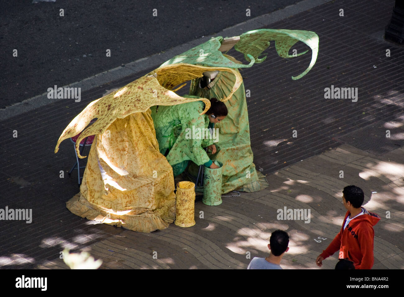 Conte de deux statues humaines AVOIR UNE PAUSE ET COMPTER leurs otages sur LAS RAMBLAS BARCELONA Banque D'Images
