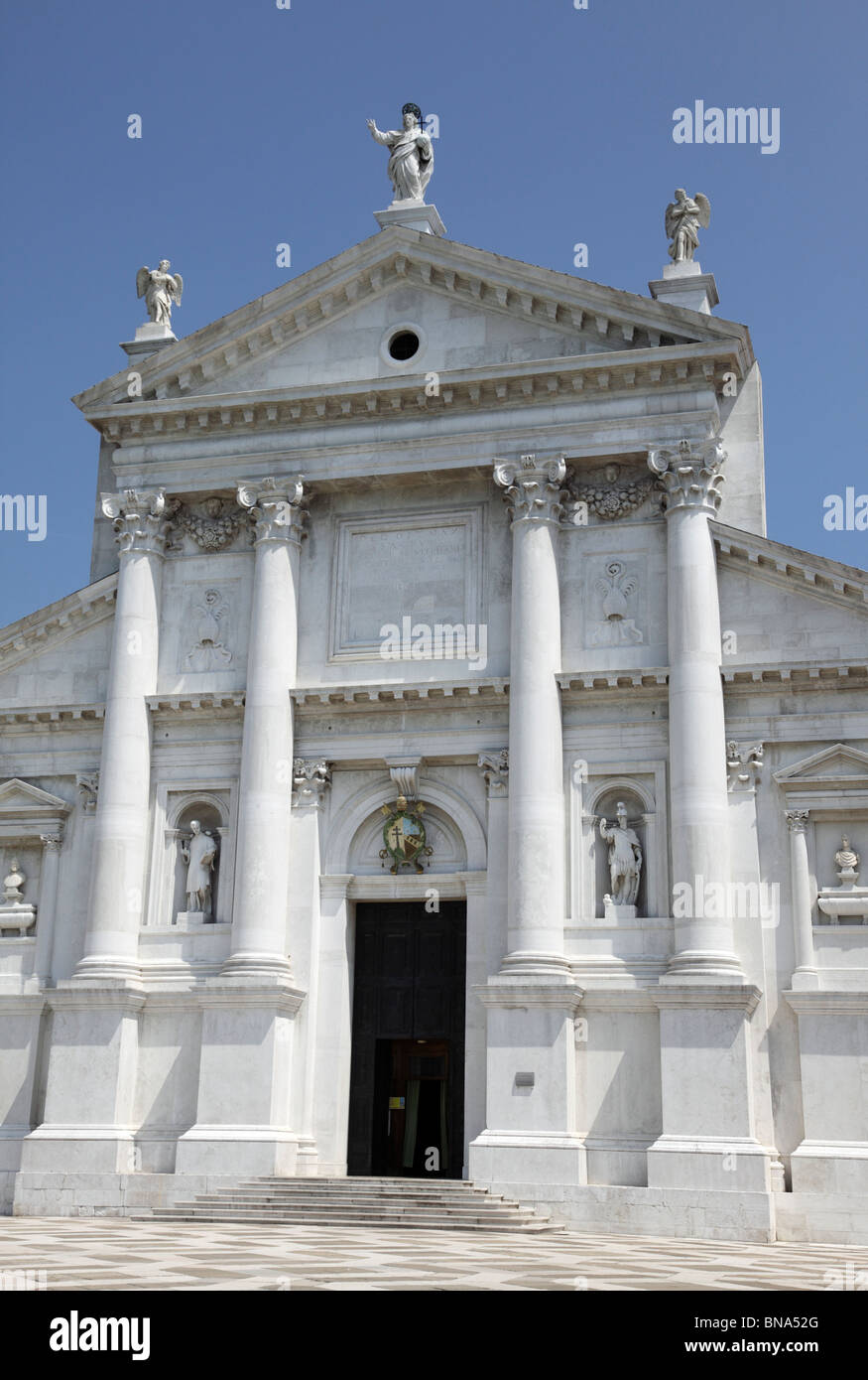 Façade de l'église Santa Maria della Salute une église baroque construite pour commémorer la fin de la peste de 1630 Venise Italie Banque D'Images