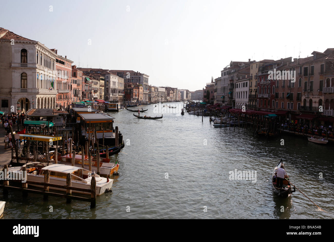 Vue sur le Grand Canal depuis le pont du Rialto en début de soirée Venise Italie Banque D'Images