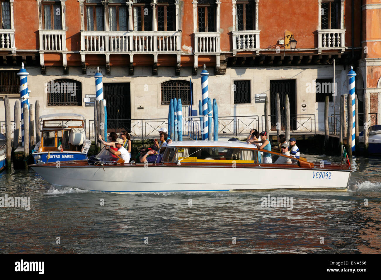 Un taxi d'eau sur le Grand Canal Venise Italie Banque D'Images