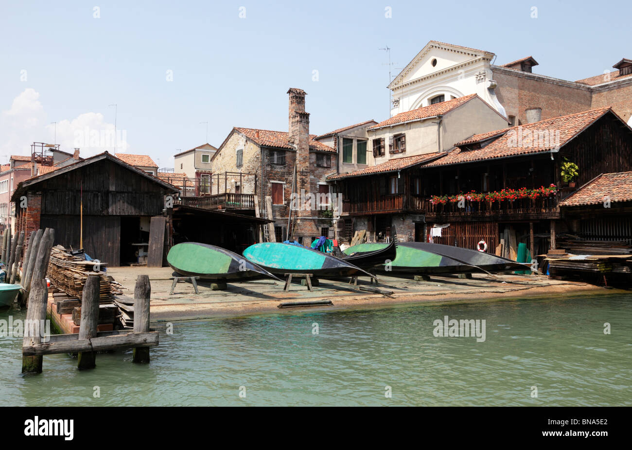 L'atelier de gondole le long du Rio San Trovaso dans le quartier de Dorsoduro de Venise Italie Banque D'Images