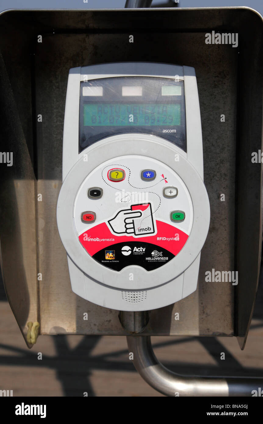 Machine automatique de billets utilisés pour valider les billets avant de  monter dans le vaporetto ACTV Venise Lido Italie Photo Stock - Alamy