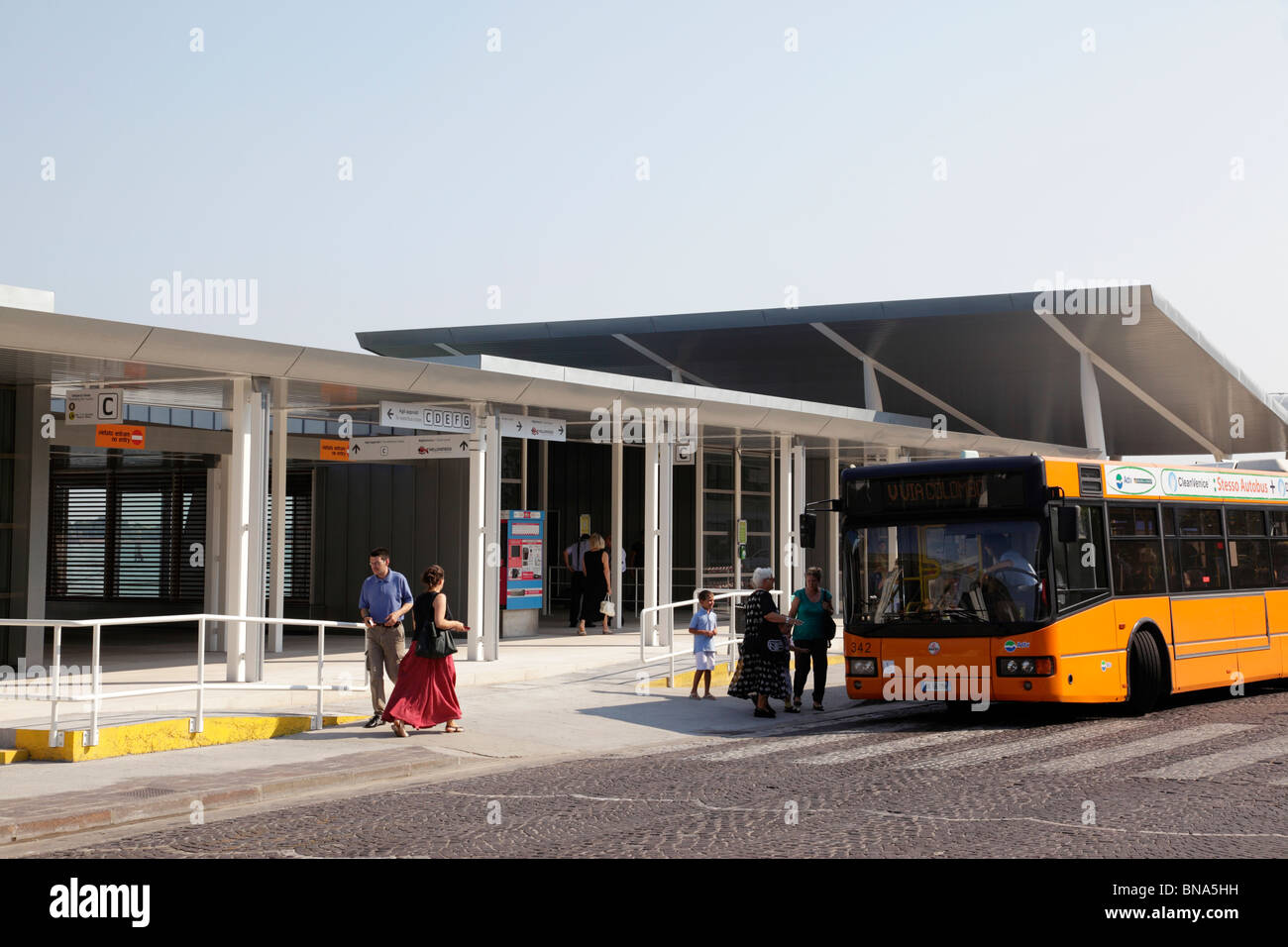 Façade du nouveau débarcadère pour ACTV vaporetto Lido Venise Italie Banque D'Images