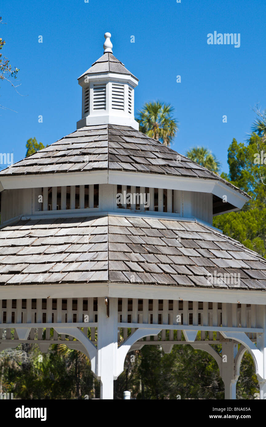 Crystal River, FL - Mars 2009 - White gazebo de camping privé dans la région de Crystal River, Floride Banque D'Images