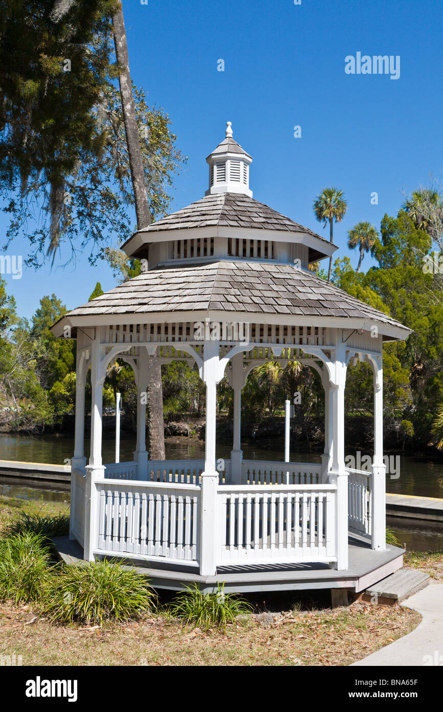 Crystal River, FL - Mars 2009 - White gazebo de camping privé dans la région de Crystal River, Floride Banque D'Images